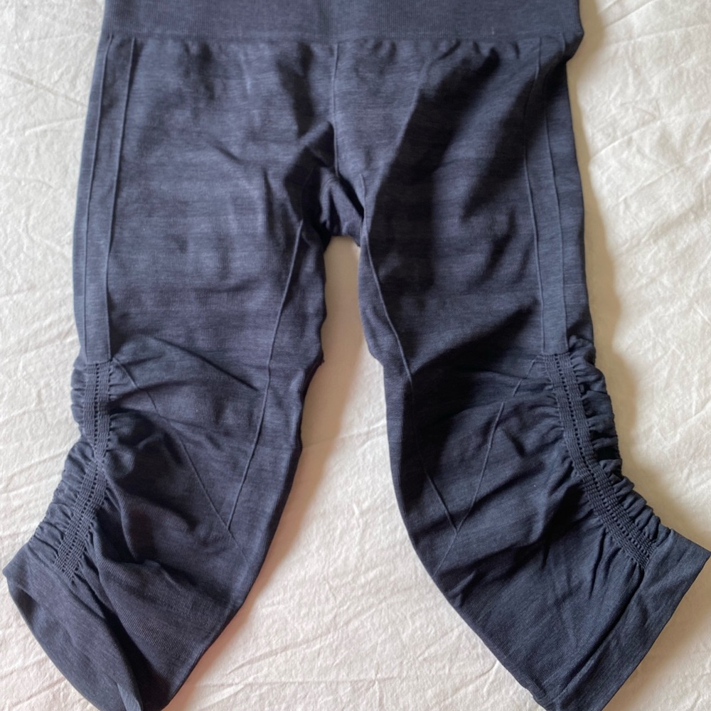 Lululemon Ebb to flow crop size 8